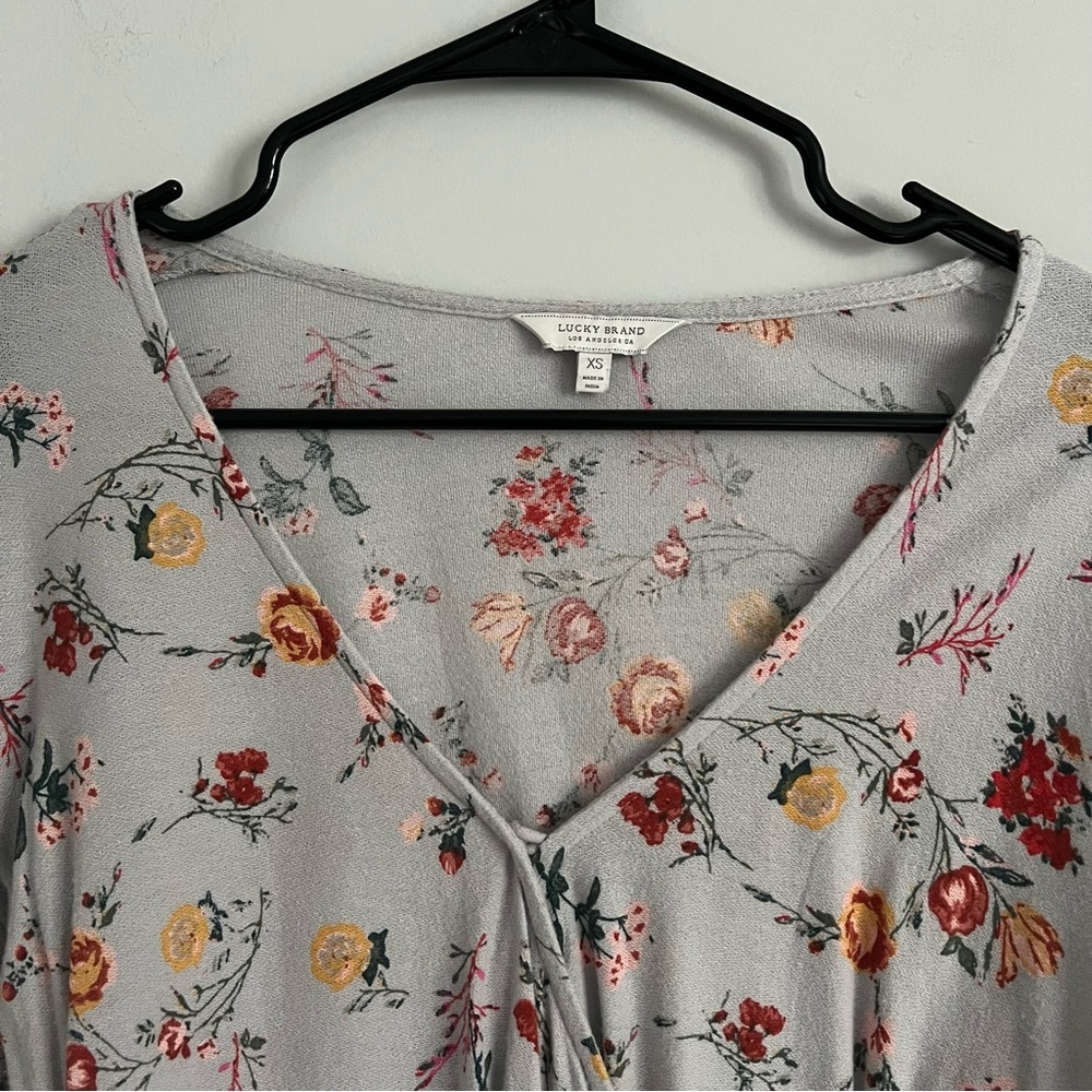 Lucky Brand Grey Floral Print Boho V Neck Bell Sleeve Faux Wrap Blouse - Picture 4 of 4